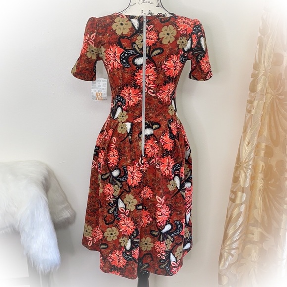 💕NWT Lularoe Amelia Dress with pockets Fit & Flare Red Floral & Paisley Design - Picture 10 of 15